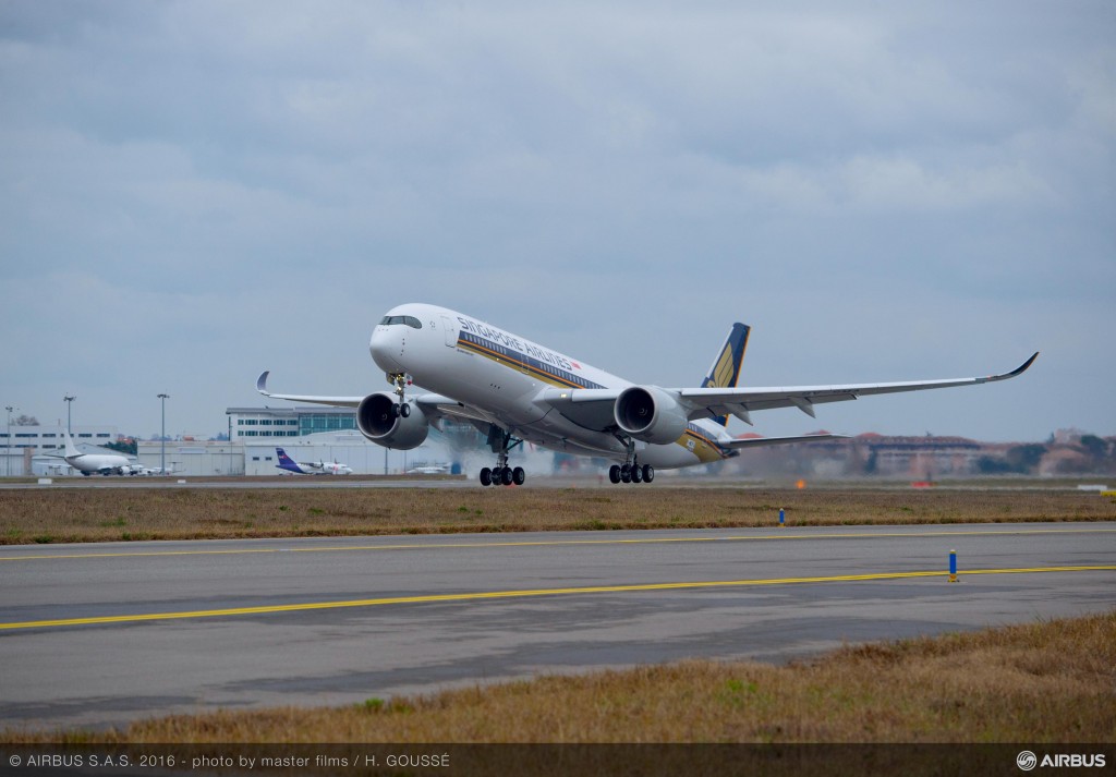 A350-900_Singapore_Airlines_first_flight