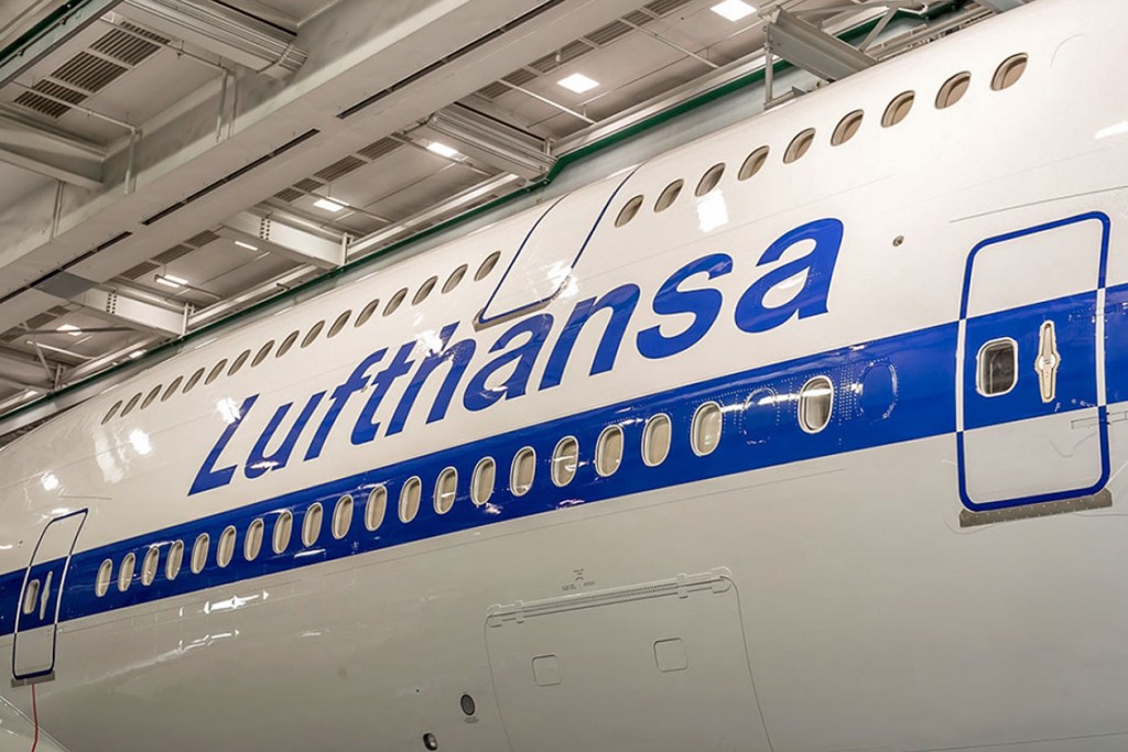 Boeing_747-8I_Lufthansa_retro_livery_2