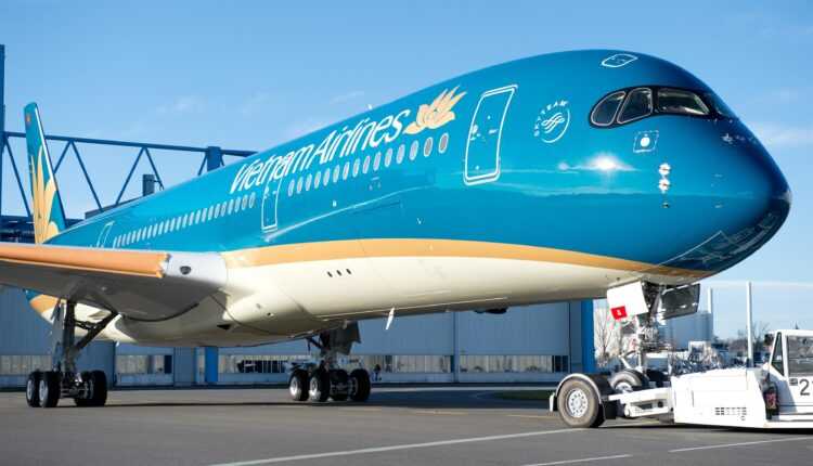 A350-900_Vietnam_Airlines_roll_out_paintshop_2