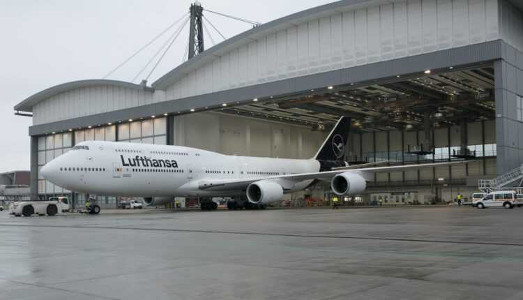 Boeing-747-8i-new-livery-Lufthansa-Frankfurt-hangar
