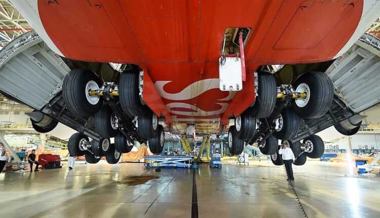 schimbare-tren-aterizare-a380-emirates