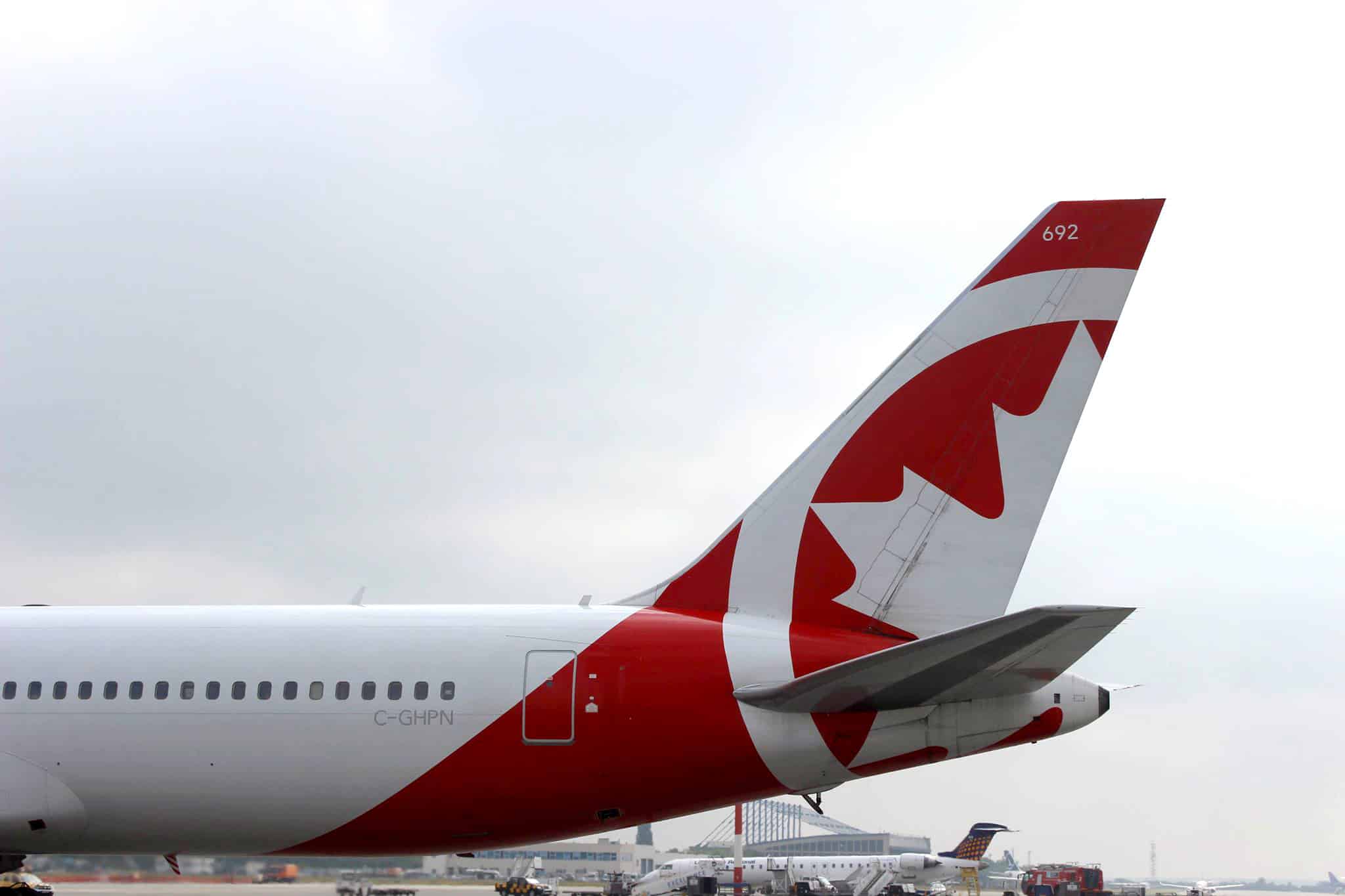 Bükreş-Montreal Boeing 767-300ER-Air-Kanada-Rouge-1