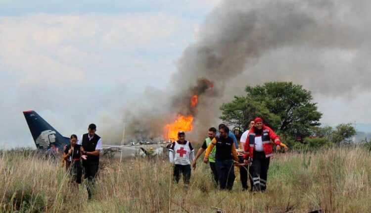 accident-aviatic-embraer-e190-aeromexico-pasageri-raniti-avion-flacari