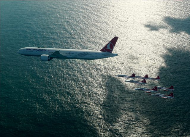 Boeing 777 300ER Turkish Airlines In Formatie Met Turkish Stars