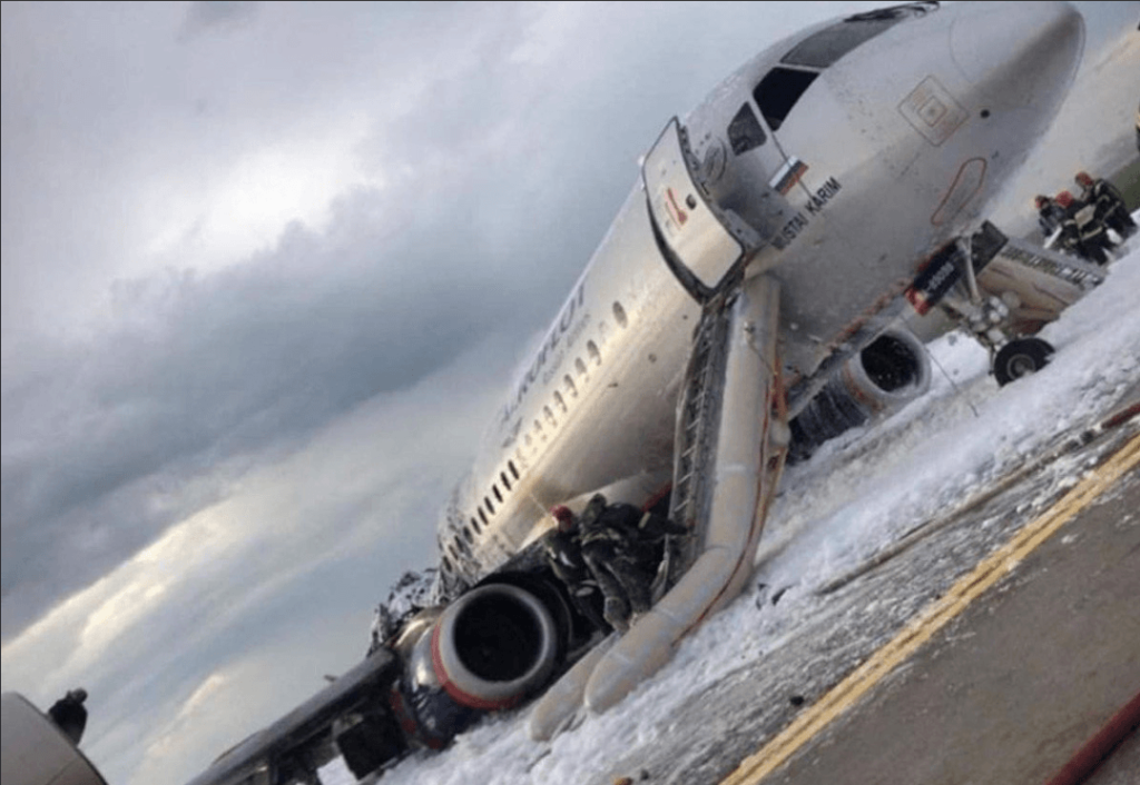 Aeroflot Sukhoi-SuperJet-flame-Moscow-destruída
