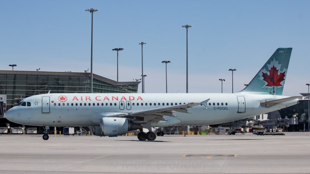 Airbus A320-C-FDQQ-первая-A320-воздух-Канада
