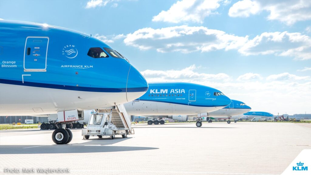 A frota da KLM está estacionada no aeroporto de Schiphol