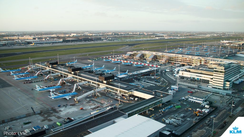 A frota da KLM está estacionada no aeroporto de Schiphol