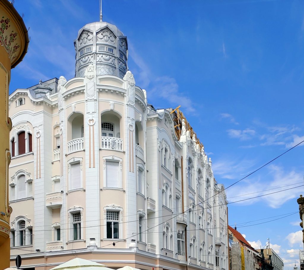 City Break Oradea: a colorful city with many spectacular Art Nouveau buildings. Another Romania!