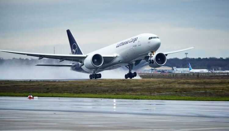 avion-lufthansa-cargo-transport-special-alimente-legume-marea-britanie