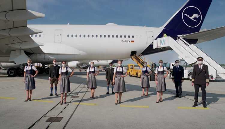 Lufthansa-pastreaza-traditia-zboara-in-costume-traditionale