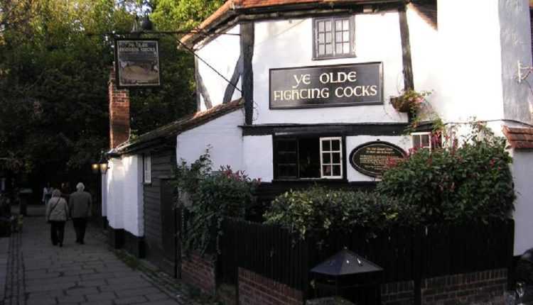 Ye-Olde-Fighting-Cocks-a-fost-inchis