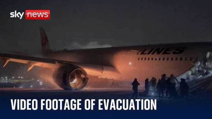 evacuarea-pasagerilor-avion-flacari-japonia